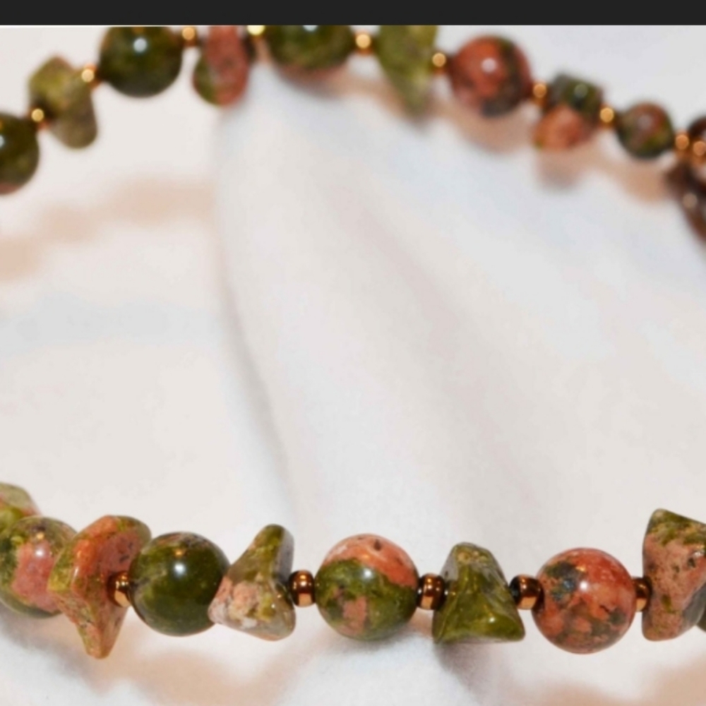 Beautiful Handmade Unikite Beaded Bracelet - Picture 4 of 7